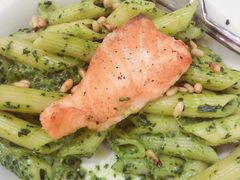 煎三文鱼配青汁奶油意大利面-丽莎沙拉轻食餐厅(国贸店)