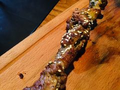 红柳羊肉串-阿里家·新疆烤肉酒場 by MIG
