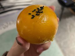 豆沙蛋黄酥-六贤记(杭州龙湖滨江天街店)