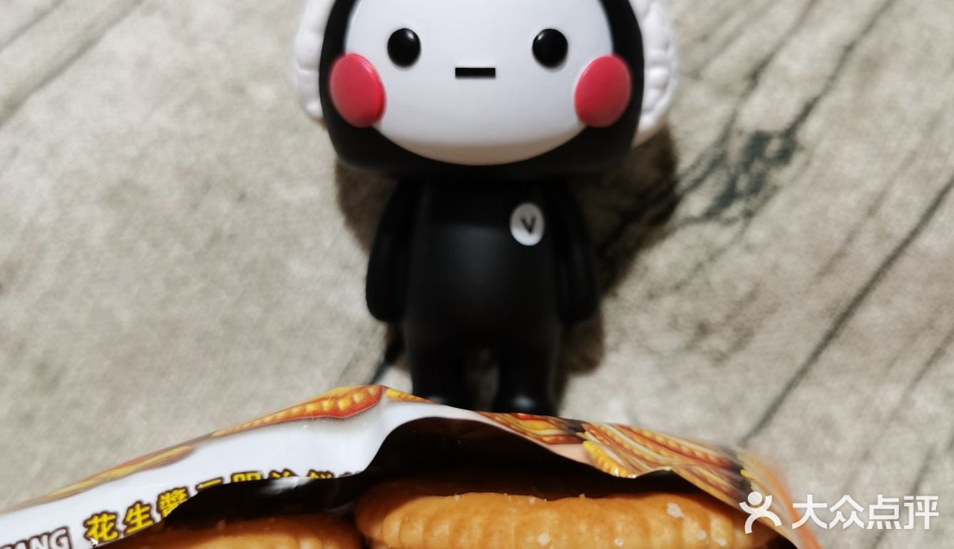 花生酱的花生味超级浓郁，夹心的花生酱口感顺滑香绵