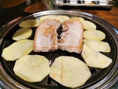 厚切猪肉-·缸桶屋·韩式牛肋条自助烤肉(西湖D11店)