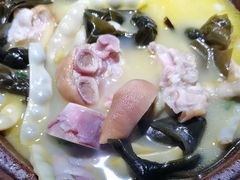 -帅巴人舅母子腊蹄民俗村