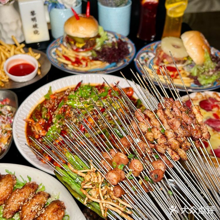 没出国 在郑州！平价餐厅里他真的坠有氛围‼️