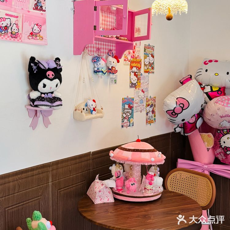 随便坐哪个位置拍照，背景里都能捕捉到Kitty的小身影