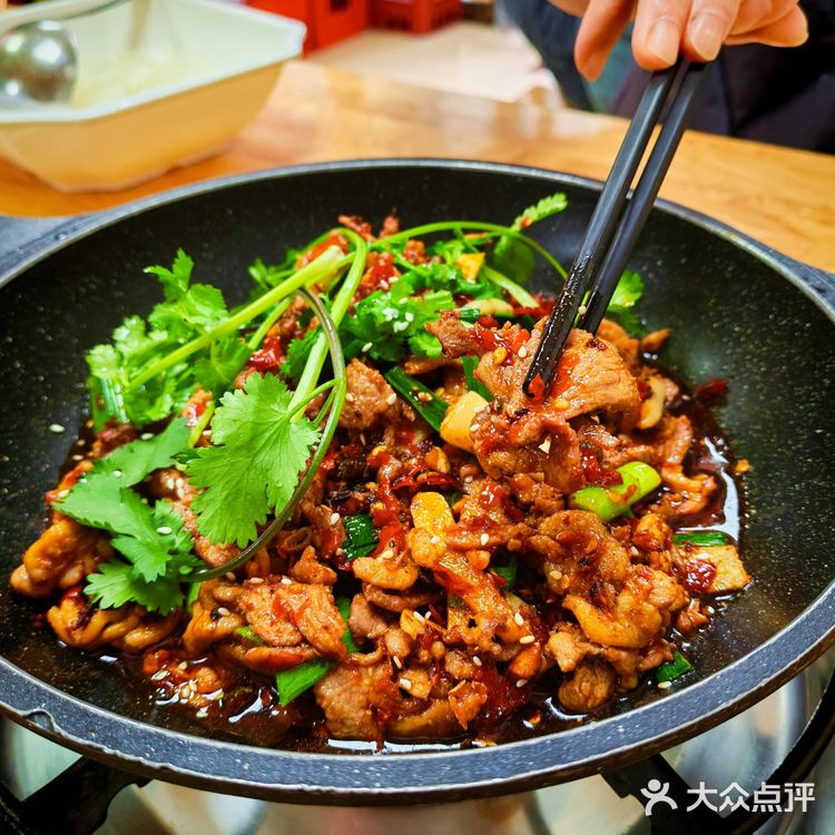 人就挺多，11点多去就有好几桌，特色是干锅剔骨鸭