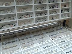 -MiRi眼镜连锁·蔡司·尼康控优点合作店(莘庄店)