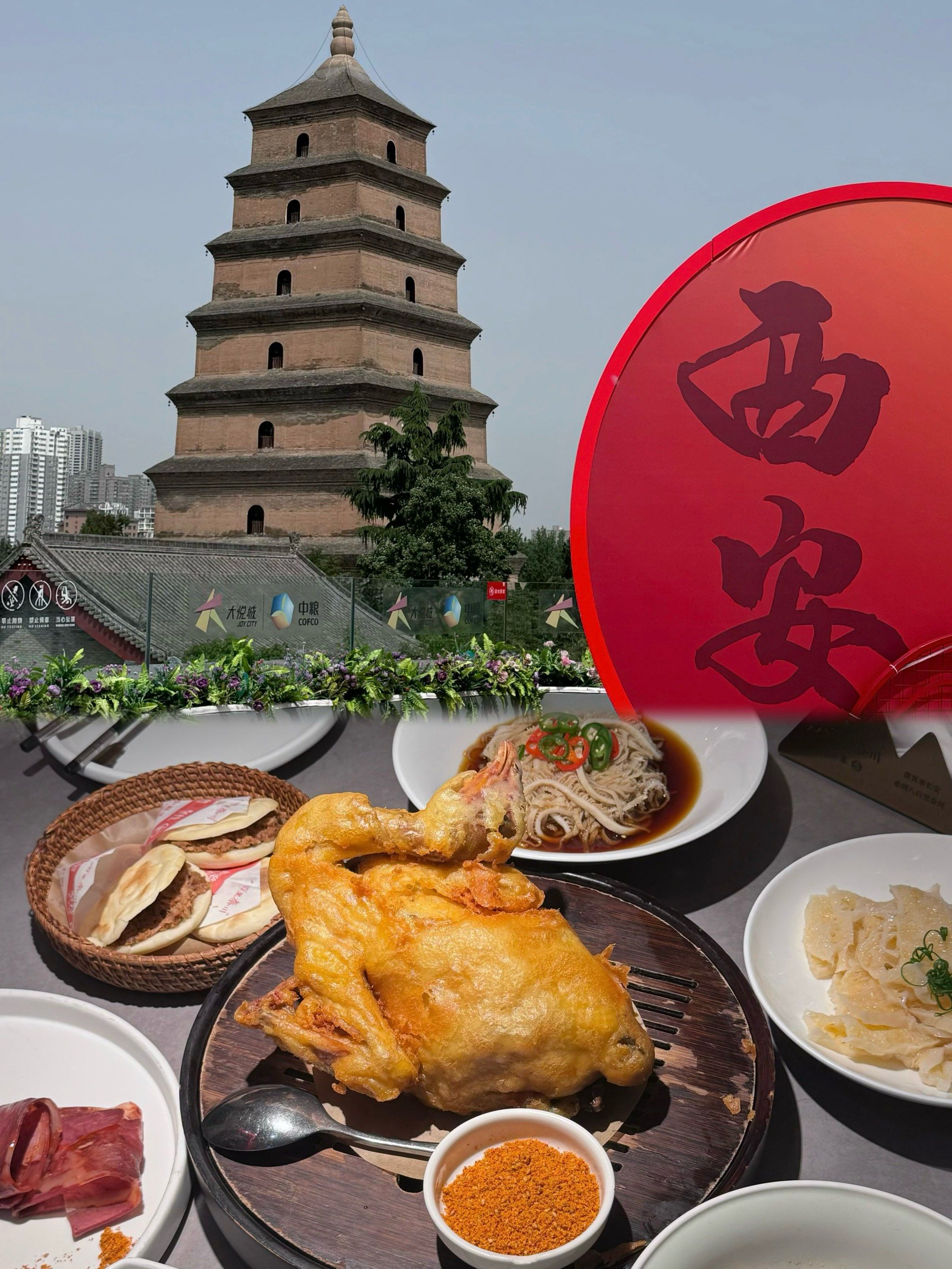 秦川就在大悦城,4号门直梯上来就是大雁塔拍照打卡的最佳打卡点

