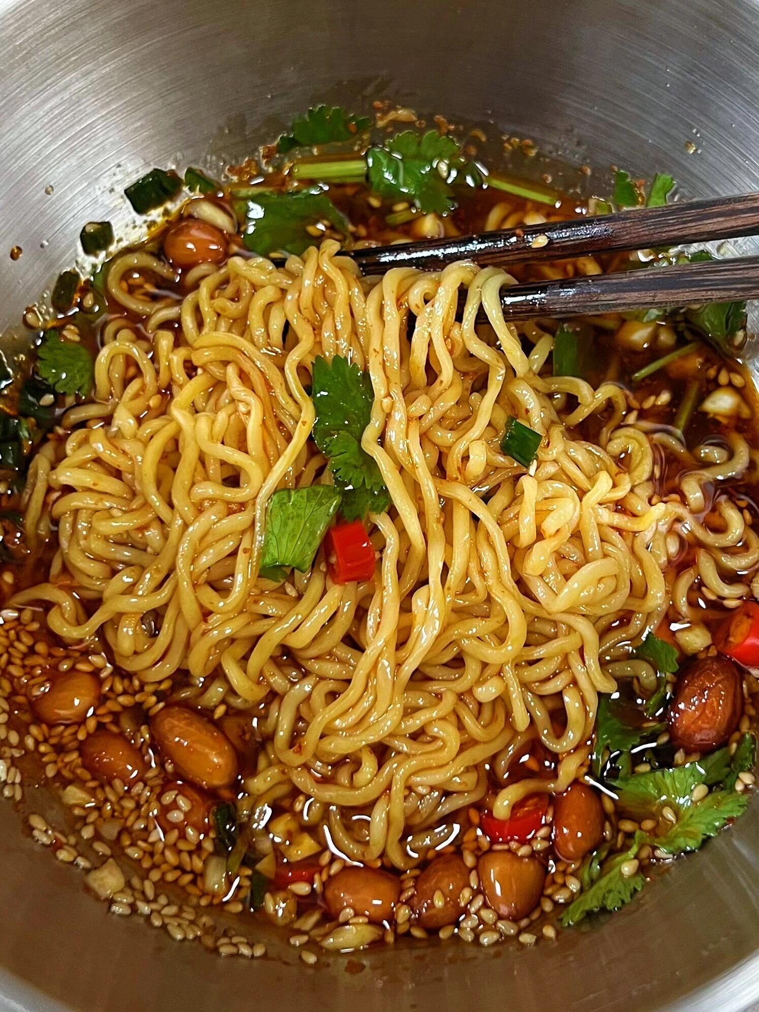 天热没胃口的,都去试试找这个酸汤泡面!绝了