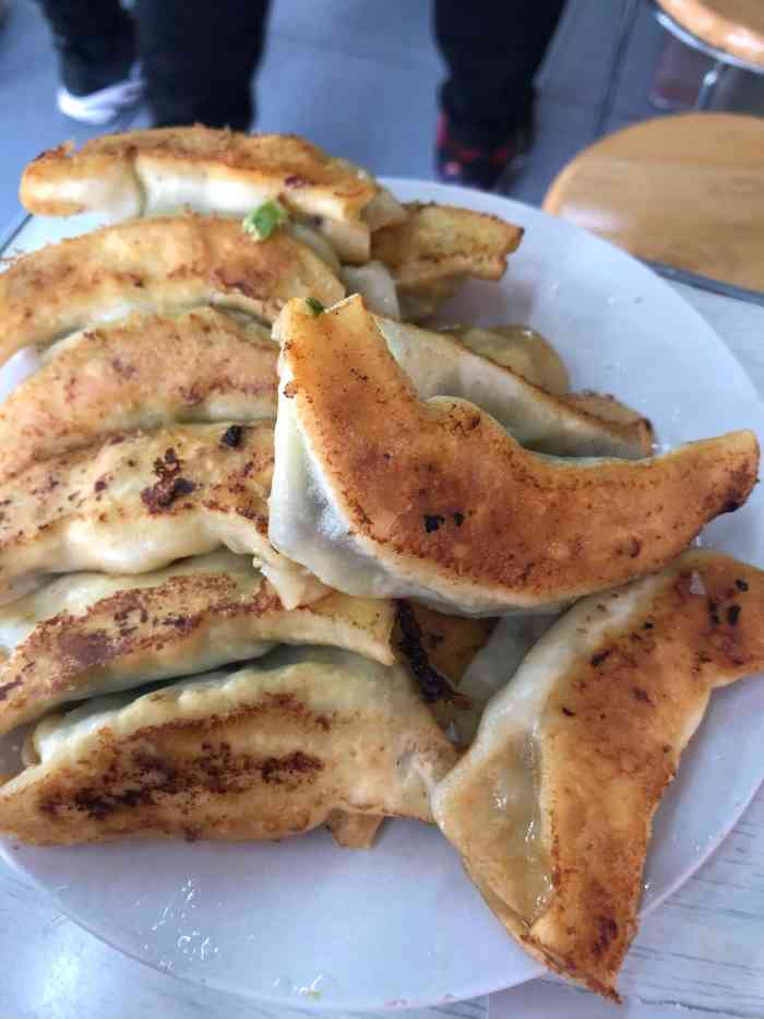 劈柴院锅贴(沈阳路店)-"看著点评慕名而来的,点了虾仁锅贴,银耳汤.