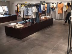 -URBAN REVIVO(高德置地广场·春广场店)