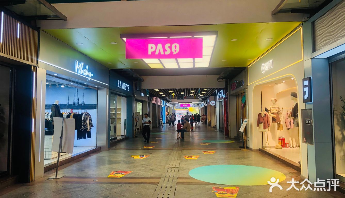 进门不会有店员一直跟着，拍照购物两不误。很多吃的