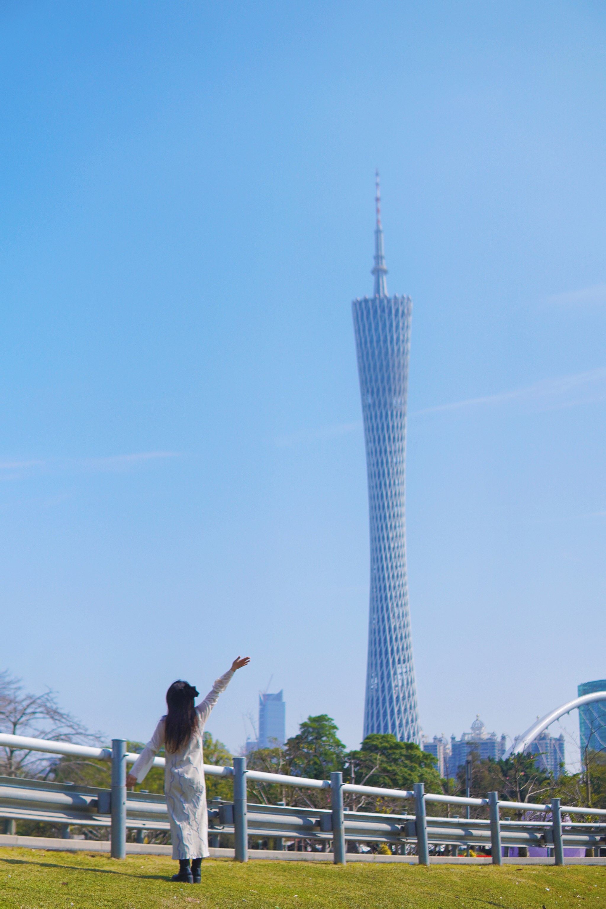 女生和建筑物拍照图片