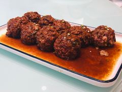 鸭蛋黄狮子头-梅飞酒家(名辉豪庭店)