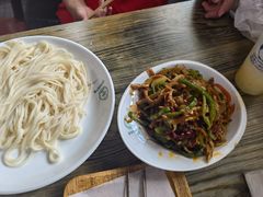 -歹歹的加个面过油肉拌面