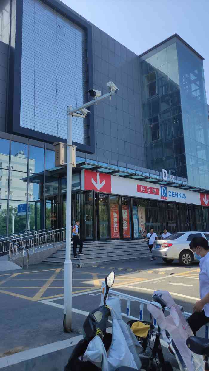 丹尼斯(航海天地店)-""我今年还没有添过衣服,估计年前也不会添.