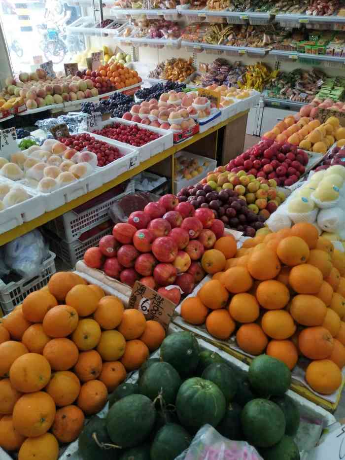 家家休闲食品水果卖场-"家家休闲食品水果店一家门口的果品大卖场,.