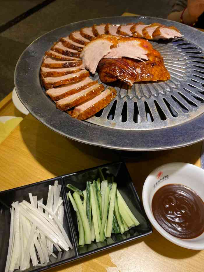 守柴炉烤鸭(卓锦曼购店"口味依然很好,最近终于把男服务员都换成了.