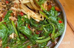 Sour Cabbage and Minced Pork Small Pot Rice Noodles