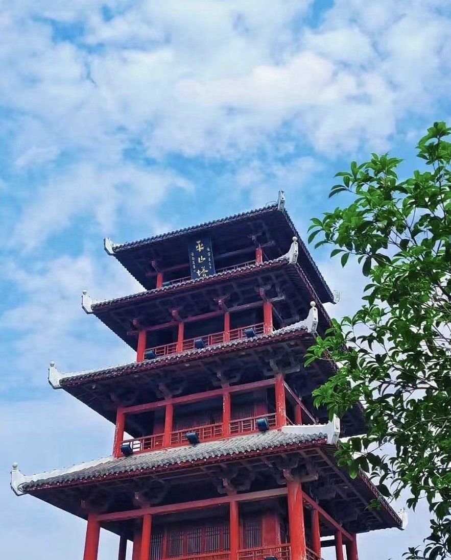 作为信阳八景之一的平山塔,雄踞在震雷山腰,两河