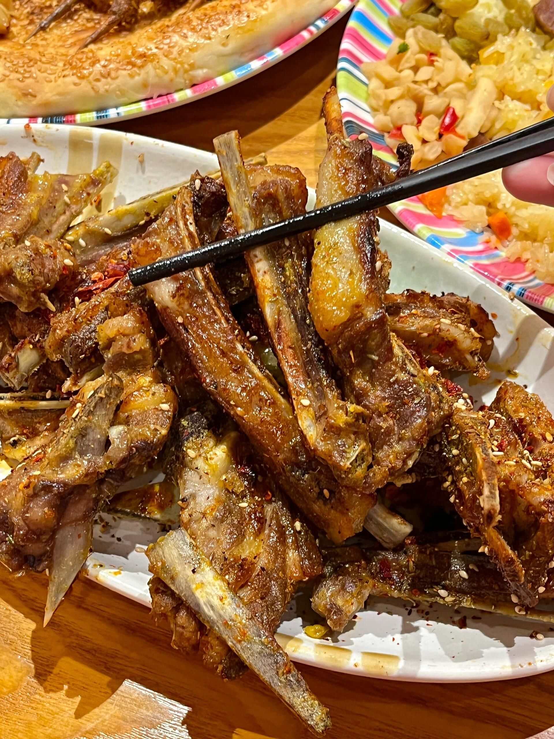 n烧烤也强推,羊肉很鲜很嫩!肉很多,还有手抓饭,本店特色!