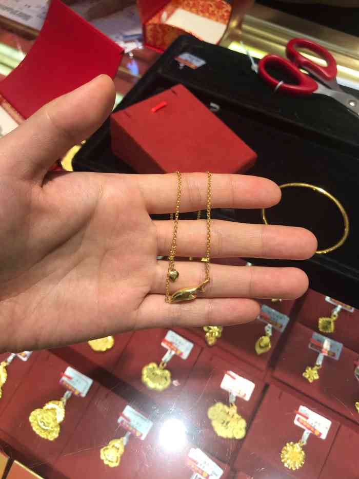 新华城珠宝店-"华城珠宝,很大的店面.看起来很古朴端庄大.