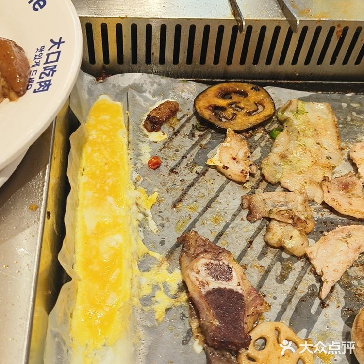 周末打卡了阿亲家烤肉店，体验超棒！店内环境简约明亮