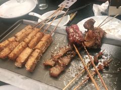 -何妹湿辣牛肉·粤式烧烤砂煲(桂雅路店)