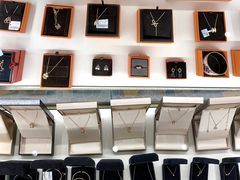 -万物奢潮中古奢侈品(青岛店)