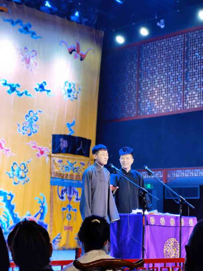 德云社(前门三庆园店)-"感觉挺好的,前排后排都有桌子,茶水瓜子需.