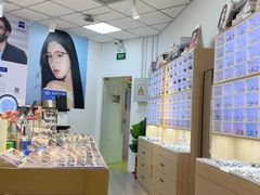 -天空之镜眼镜店蔡司依视路配镜授权零售店(望京颐堤港店)