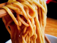 -松树干拌面店