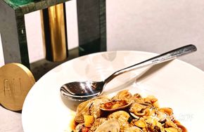 Garlic-Pounded Perilla Stir-Fried Large Clams