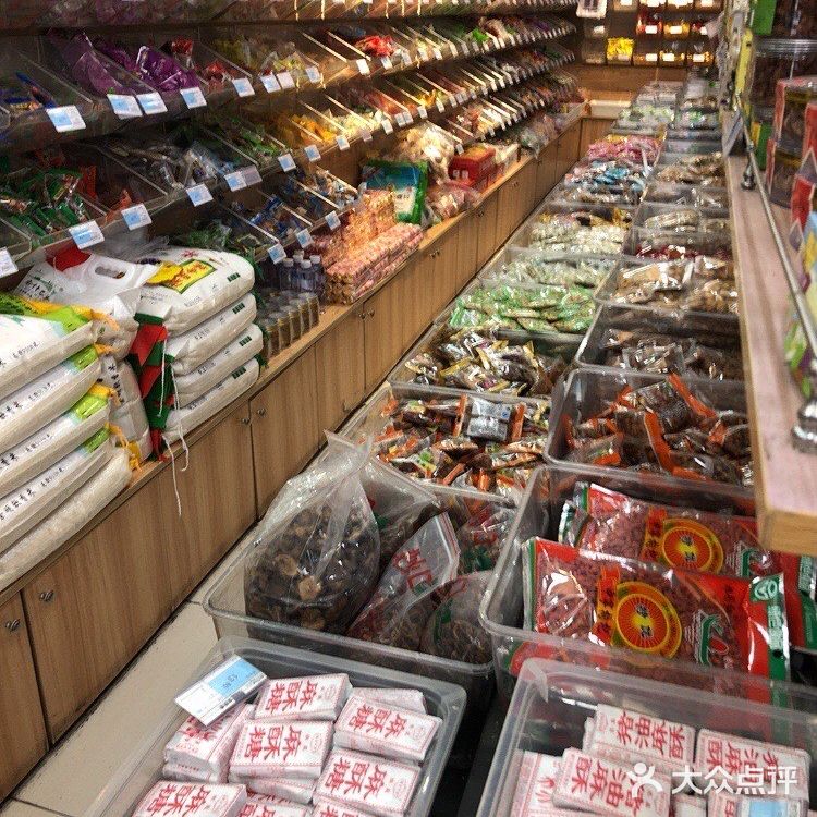 这家食品店商品小而全……