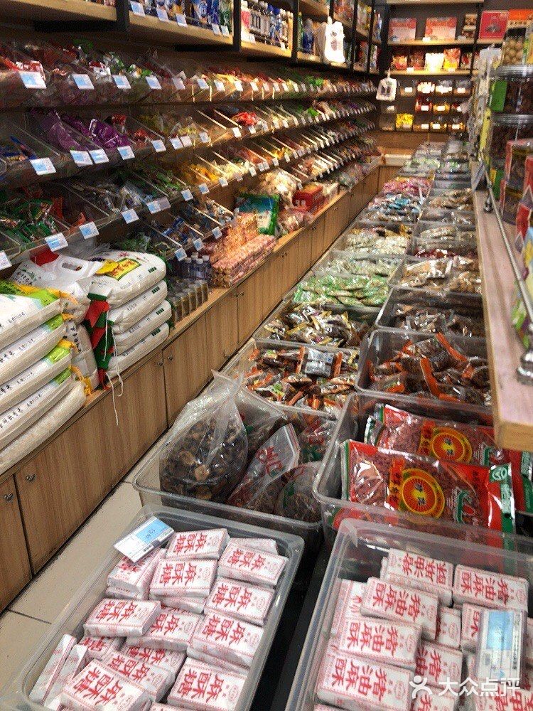 这家食品店商品小而全……