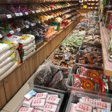 这家食品店商品小而全……