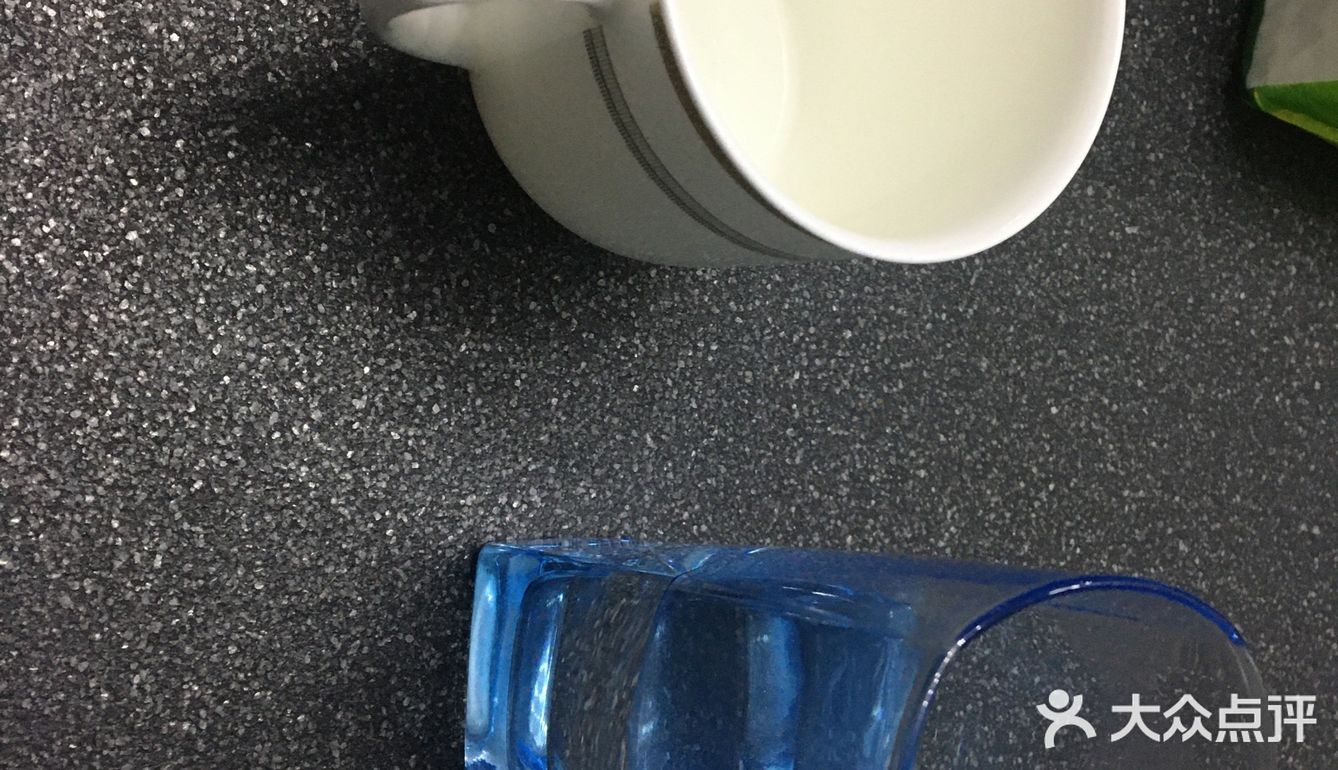 冬天的时候用来喝还有一些酒杯，茶壶都是是玻璃制成