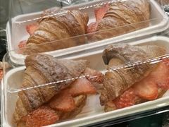 草莓牛角包-巴黎贝甜(亿合城店)