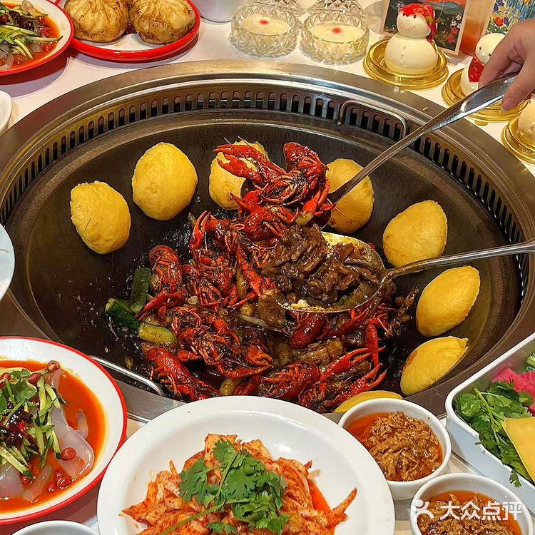 不用长途跋涉，吃到了东北味的铁锅炖