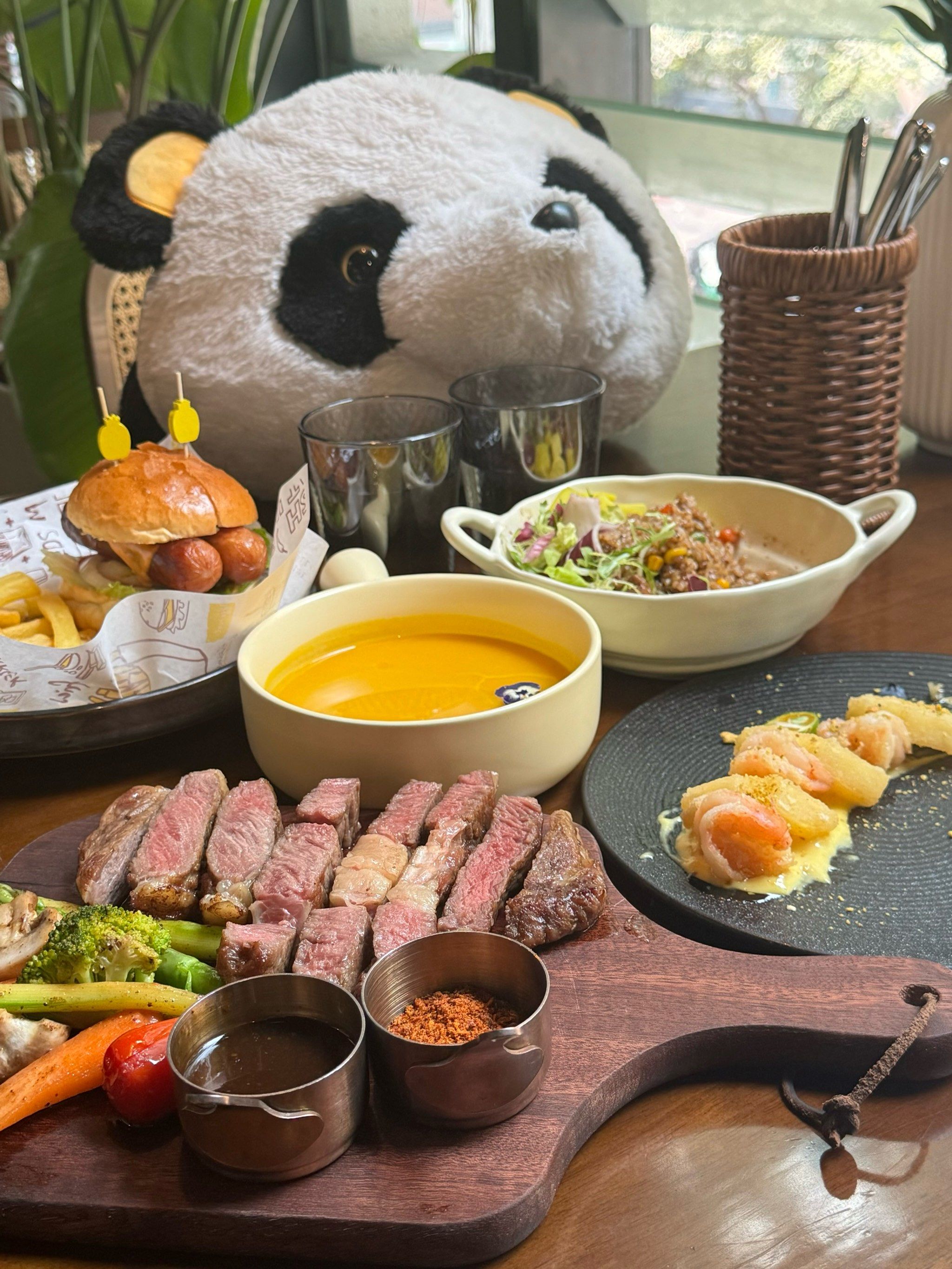 和熊猫面对面吃饭931594