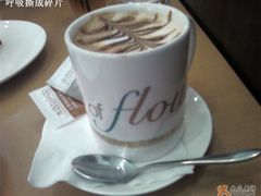 摩卡咖啡和好看的杯子-榖屋house of flour(张江首店)