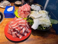 -洞庭洲·防空洞火锅·铜锅涮肉·烧烤(新百广场店)