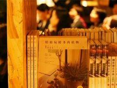 -新华里咖啡书吧(新华书店小寨店)