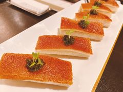 鱼子酱配脆皮烤乳猪-广州文华东方酒店·江-由辉师傅主理