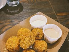 炸手撕猪肉球-瑞食酒馆 La Taverne Suisse