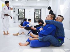 -菠萝格斗巴西柔术训练馆