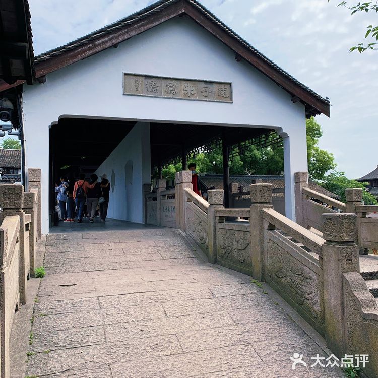 浅画镜中眉,深拜楼西月