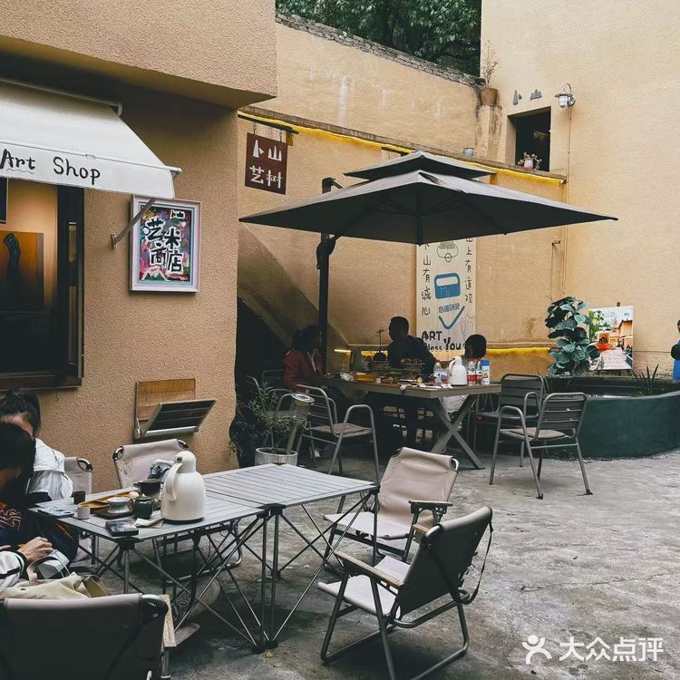 贵阳市区松弛感天花板 早咖晚酒都浪漫