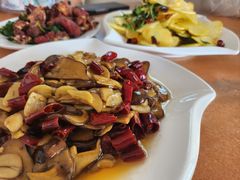 干椒炒牛肝菌-张大妈饭店