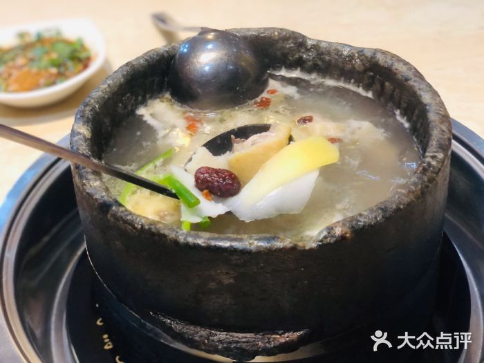 墨脱石锅椰子鸡•糟粕醋•东山羊(大东海店)墨脱石锅椰子鸡图片