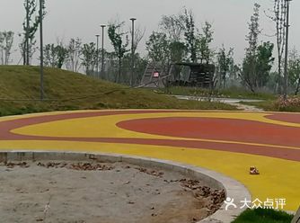 地理位置：才修的一个公园，很大，还没建好，超级大